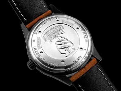 NM2028C-L4CJ-BK_caseback.jpg